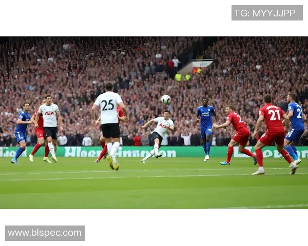 足球明星亲密瞬间高清图片展现抱肩膀的友谊与团结精神